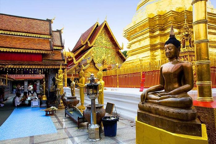 Wat Phra That Doi Suthep tỏa sáng với ánh vàng trên dốc núi Chiang Mai 6