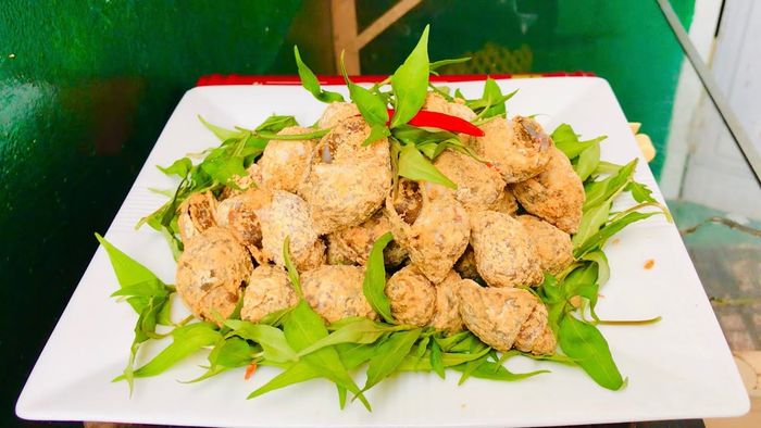 Không có gì thú vị hơn việc thưởng thức đặc sản gà sao tại quán Bia Bom 6