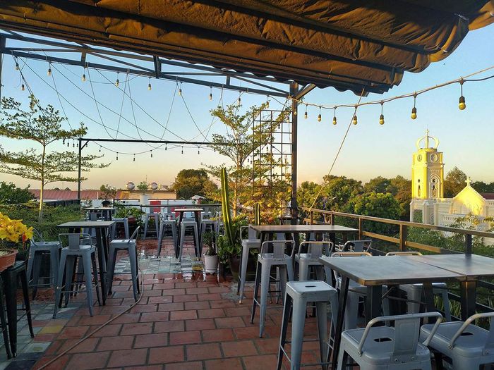 Cafe GrassLand Beverages & Cakes với không gian sân thượng cực kỳ thư giãn 6