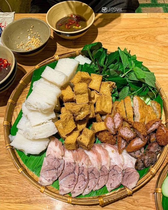 Hòa mình vào không khí ăn vặt sôi động cùng bạn bè tại Ngõ Vàng Anh 5