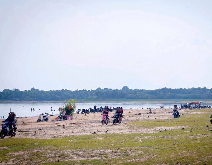 Đặt chân đến Suối Bà Chiêm, thả mình vào dòng nước trong xanh