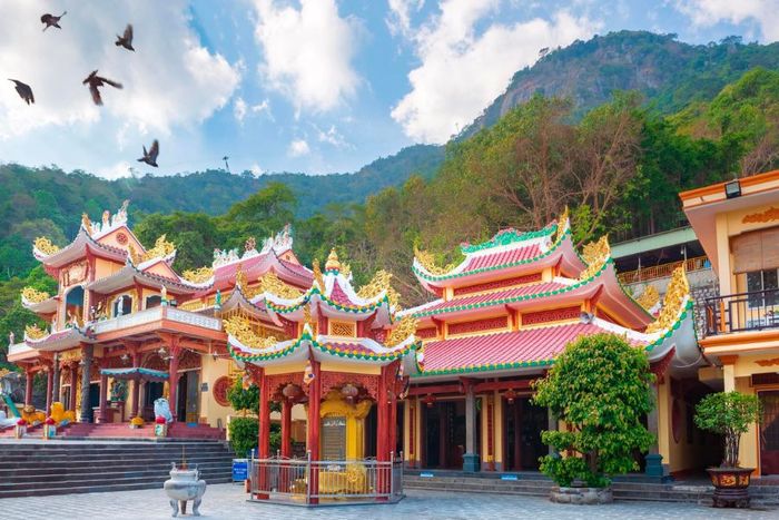 Chùa Linh Sơn Tiên Thạch Tự (chùa Bà), một di tích lịch sử nổi tiếng của 'vùng đất thánh'.