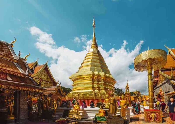 Wat Phra That Doi Suthep tỏa sáng với ánh vàng bên sườn núi Chiang Mai 2