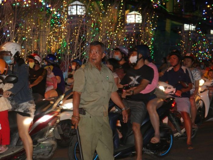 Xóm đạo Quận 8 nhộn nhịp và lung linh dưới ánh đèn Giáng Sinh 12