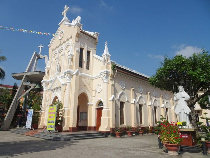 Nhà thờ Chánh Tòa Mỹ Tho đã tồn tại trên trăm năm với vẻ đẹp yên bình 4