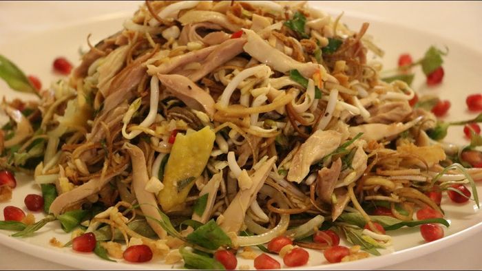 Không có gì tuyệt vời bằng việc thưởng thức đặc sản gà sao tại quán Bia Bom 7