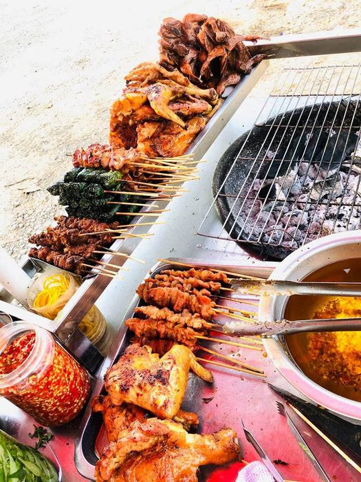 Thưởng thức xiên que nướng của dì Thu với hương vị tuyệt vời và giá cả phải chăng.