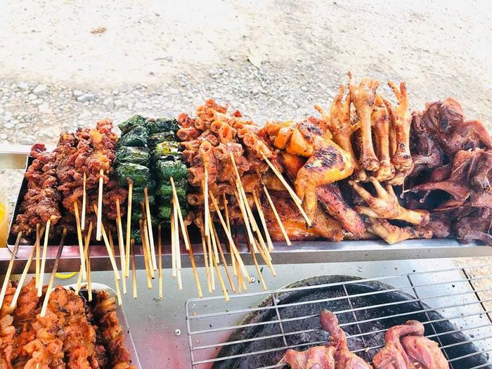 Thưởng thức xiên que ngon bổ rẻ tại quán của dì Thu.