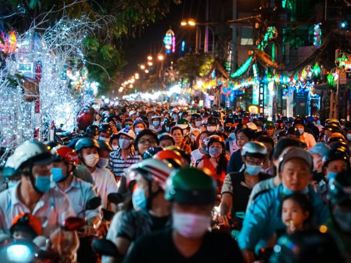 Sự sôi động và rực rỡ của xóm đạo Quận 8 dưới ánh đèn Giáng Sinh 13