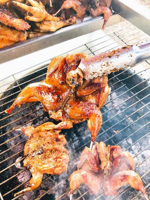 Thưởng thức xiên que ngon bổ rẻ tại quán của dì Thu.