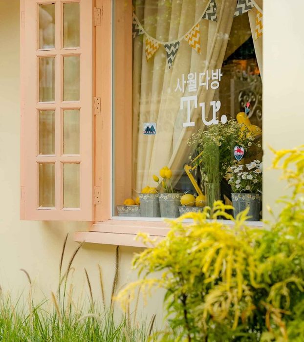 Tiệm Trà Tháng Tư - Nơi Lí Tưởng để Tránh Cơn Nóng Ở Trung Tâm Sài Gòn