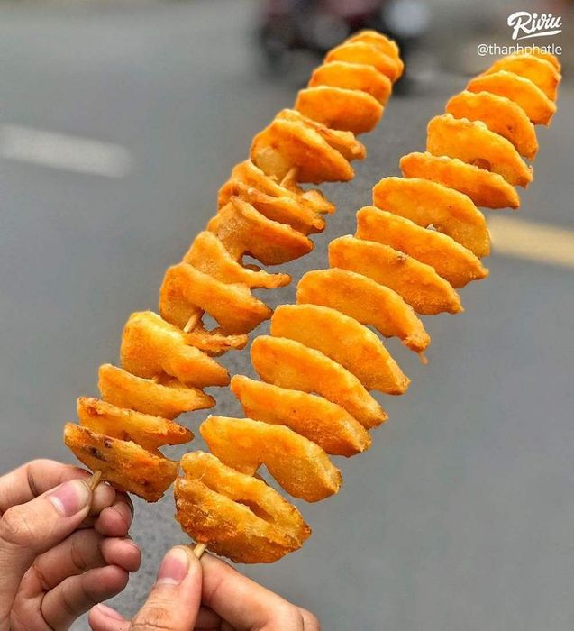 Hòa mình vào không khí ăn vặt vui vẻ cùng bạn bè tại Ngõ Vàng Anh 2