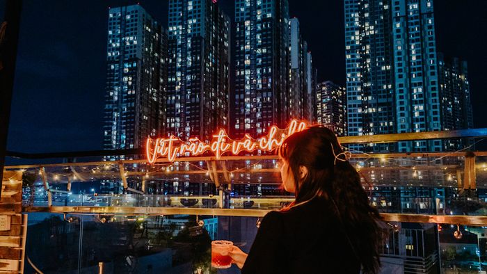 Khám phá cùng 10 quán rooftop Bình Thạnh với không gian từ thân quen đến sang trọng 3