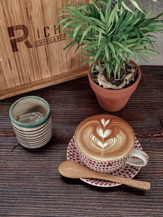 Hãy ghé thăm Rich Coffee and Cake vào mỗi tối để trải nghiệm không gian lung linh