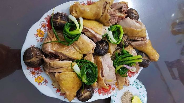 Không có gì tuyệt vời hơn việc thưởng thức đặc sản gà sao tại quán Bia Bom 2