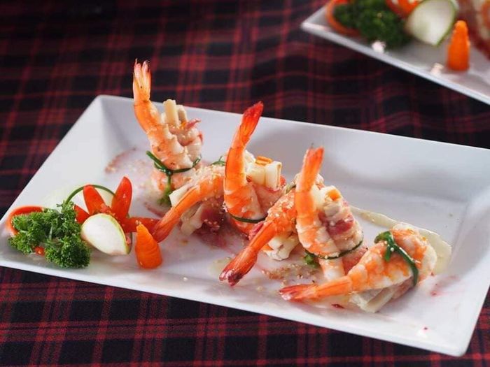 Thưởng thức các món ăn ngon và đậm đà tại Nhà hàng Lộc Phố