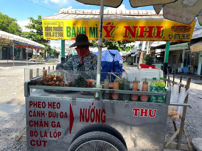 Thưởng thức xiên que ngon bổ rẻ tại quán của dì Thu.