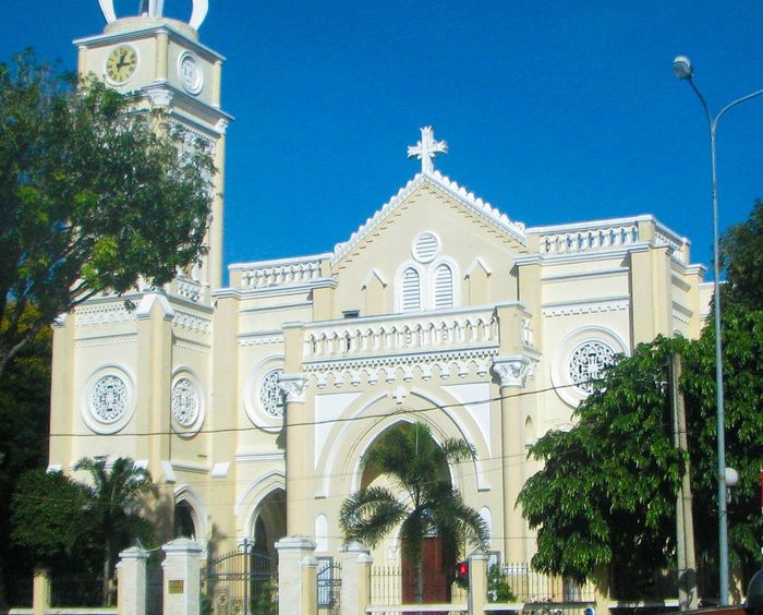 Nhà thờ Chánh Tòa Mỹ Tho đã có trên trăm năm tuổi với vẻ đẹp yên bình 5