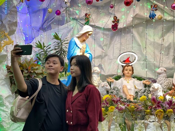 Sự sôi động và rực rỡ của xóm đạo Quận 8 dưới ánh đèn Giáng Sinh 8
