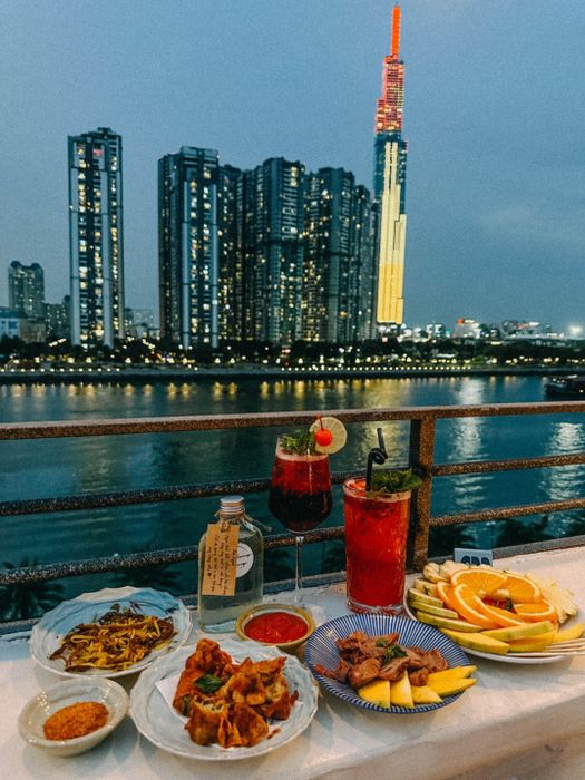 Thư giãn tại Chạng Vạng Rooftop, một khoảnh khắc yên bình giữa sự hối hả của thành phố nhộn nhịp