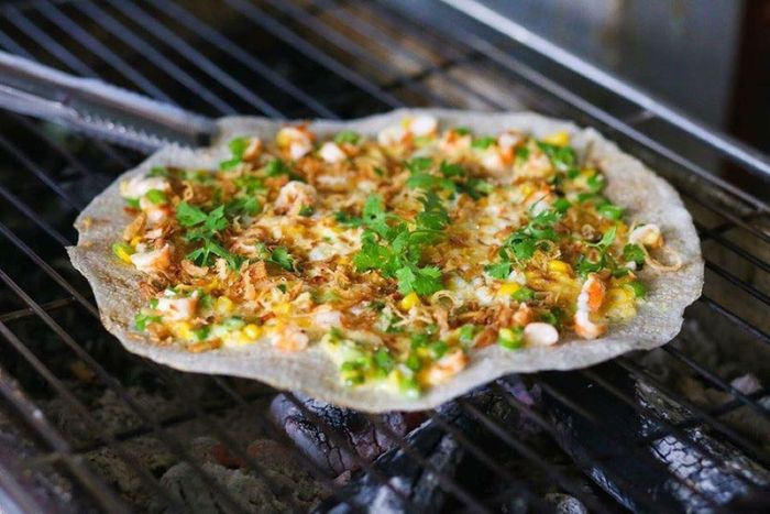 Hãy cùng đám bạn thân thảo luận sôi nổi về đồ ăn vặt tại Ngõ Vàng Anh 4