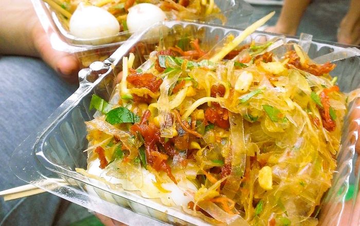 Hòa mình vào không khí ăn vặt sôi động cùng bạn bè tại Ngõ Vàng Anh 8