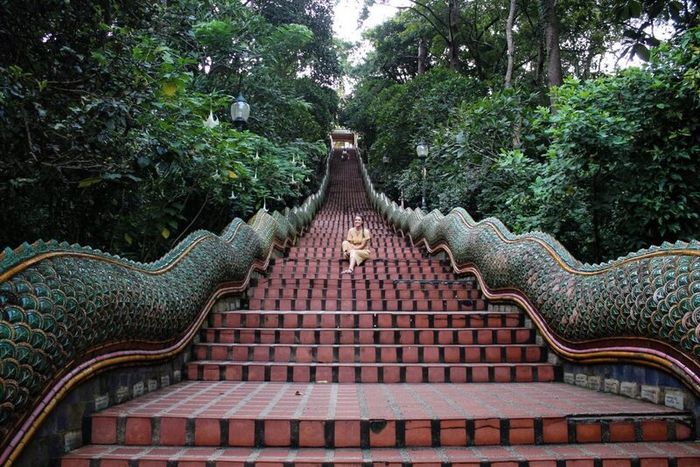 Wat Phra That Doi Suthep tỏa sáng với ánh vàng trên dốc núi Chiang Mai 3