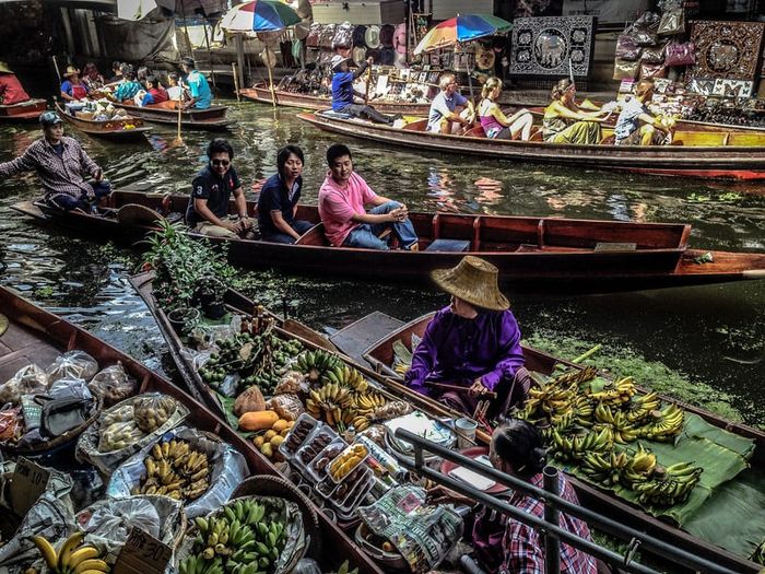 Trải nghiệm thú vị khi thăm chợ nổi Damnoen Saduak trên những chiếc thuyền gỗ ở Thái Lan 7