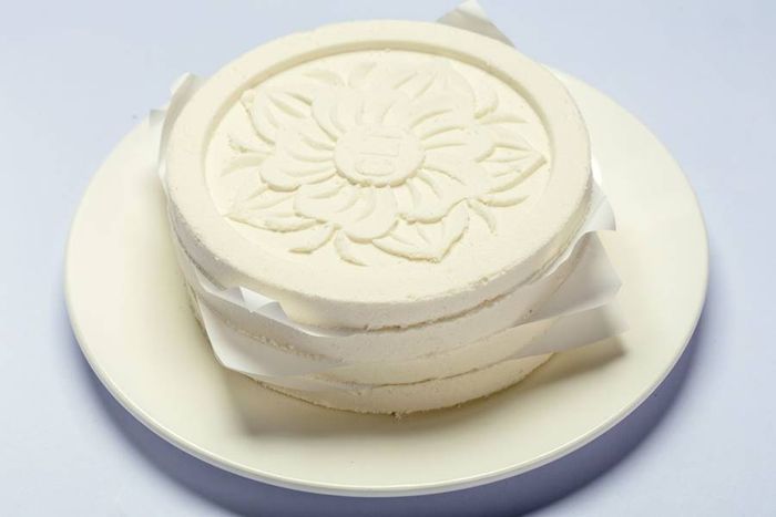 Bánh tròn in hình trăng biểu tượng cho sự đoàn viên, hạnh phúc