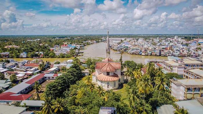 Tiếp tục hành trình một ngày ở Tiền Giang, bạn có thể khám phá vẻ đẹp của Nhà thờ Cái Bè, tọa lạc tại ngã ba sông với tầm nhìn ra chợ nổi sôi động.