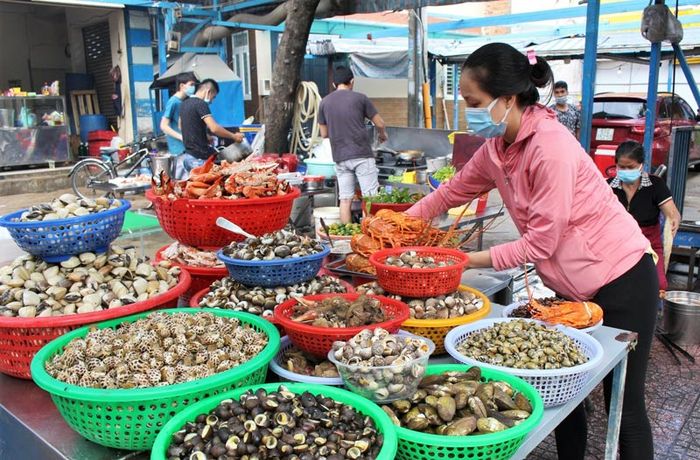 Phố ẩm thực Vĩnh Khánh, điểm đến quen thuộc của thanh niên ở quận 4