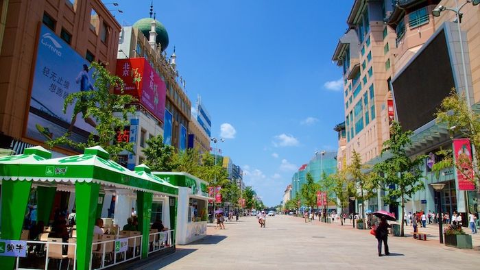 Vương Phủ Tỉnh, nơi ánh đèn không ngừng sáng rực dù là đêm thứ 8