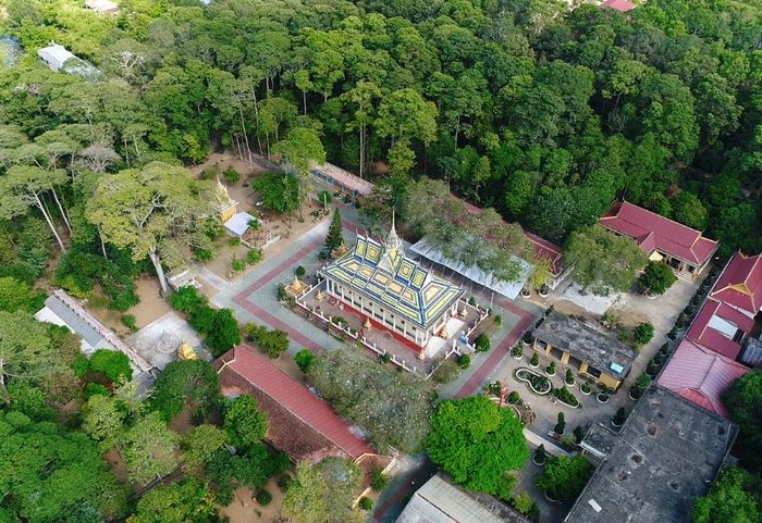 Khám phá chùa Hang Trà Vinh: điểm đến duy nhất có sân chim 2