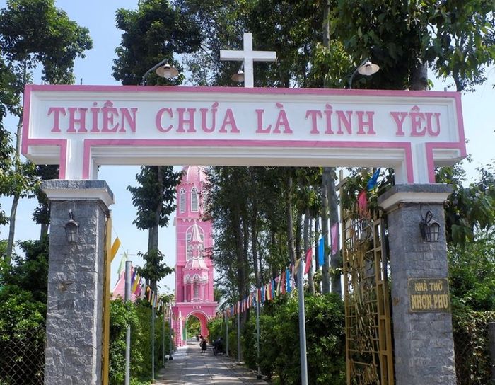 Vẻ đẹp lâu đời của Nhà Thờ Nhơn Phú