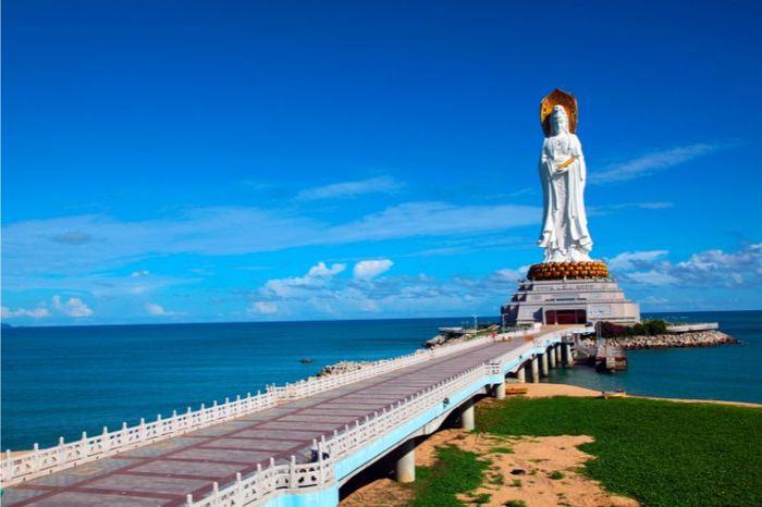 Ở Đảo Hải Nam, nơi mà biển và bãi cát trải dài, được so sánh với Hawaii phương Đông.