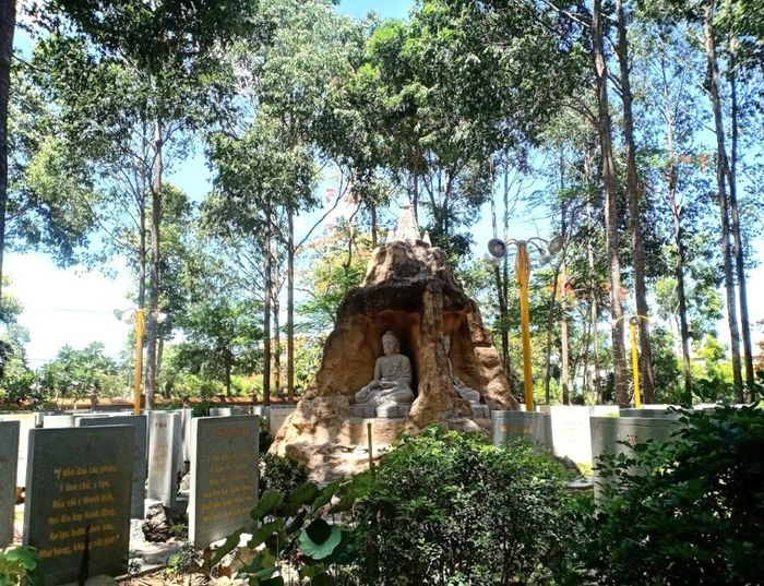 Chùa Phước Hậu Vĩnh Long nổi tiếng với khu vườn kinh tượng Phật bằng đá 4