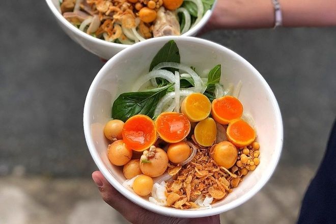 Bánh ướt lòng gà Cô Nhã - Món đặc sản của thành phố biển Vũng Tàu cuốn hút hàng ngàn người