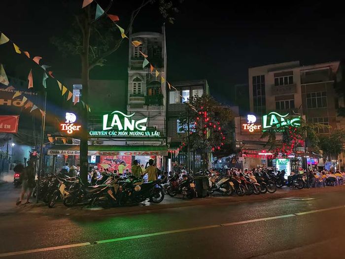 Phố ẩm thực Vĩnh Khánh - Nơi quen thuộc của thanh niên ở quận 4
