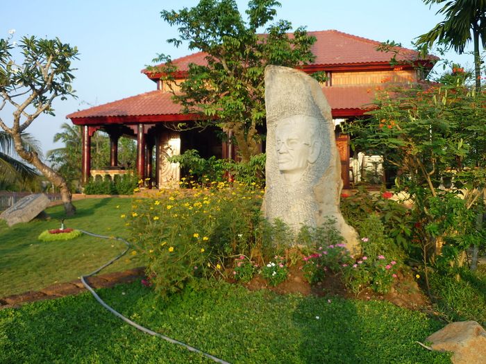 Sau khi nhà văn mất, con gái và chồng đã xây dựng Nhà lưu niệm nhà văn Sơn Nam Tiền Giang, một di tích được chăm sóc qua nhiều thế hệ. Nếu đến Tiền Giang, hãy ghé thăm nơi này và tưởng niệm nhà văn Nam Sơn.