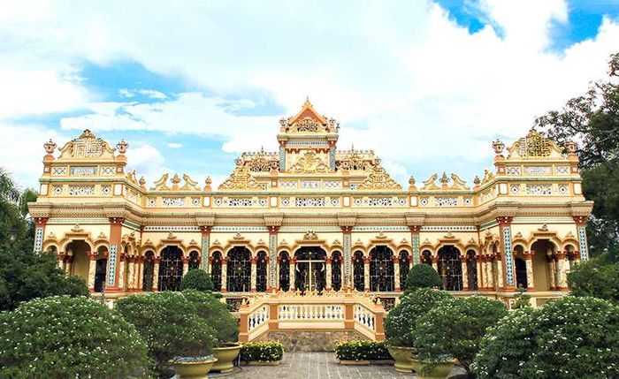 Tiếp tục chuyến hành trình một ngày ở Tiền Giang, bạn có thể trở lại trung tâm thành phố Mỹ Tho để khám phá chùa Vĩnh Tràng. Ngôi chùa này là điểm đến ấn tượng với sự kết hợp hài hòa giữa ba nền văn hóa, tạo nên một vẻ đẹp độc đáo và hiếm có.