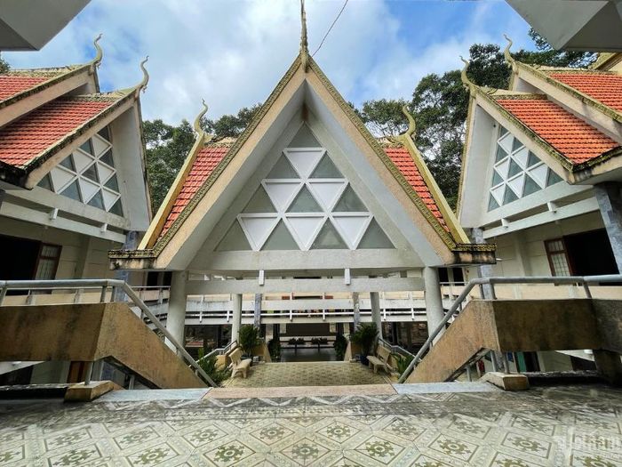 Chiêm ngưỡng vẻ đẹp Khmer cổ của chùa Âng Trà Vinh, được bảo tồn từ hơn 1000 năm nay.
