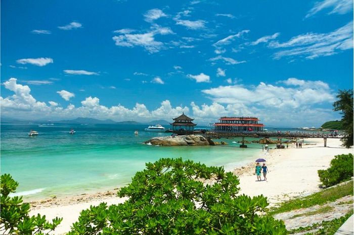Ở Đảo Hải Nam, nơi mà biển và bãi cát trải dài, được ví như phiên bản Hawaii của phương Đông.