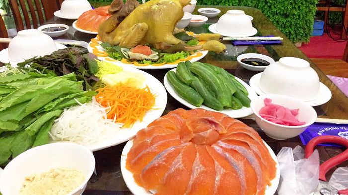 Đừng bỏ lỡ cơ hội ghé thăm Nhà hàng vua cá hồi Yên Bái, đội mê hải sản ơi!
