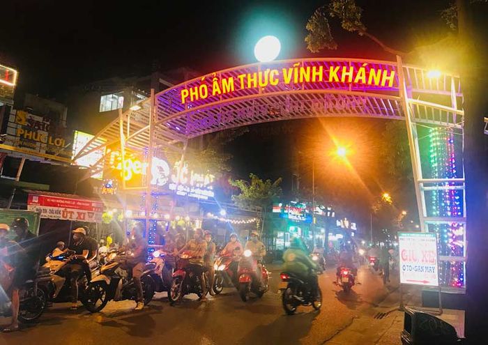 Phố ẩm thực Vĩnh Khánh, nơi quen thuộc của thanh niên ở quận 4