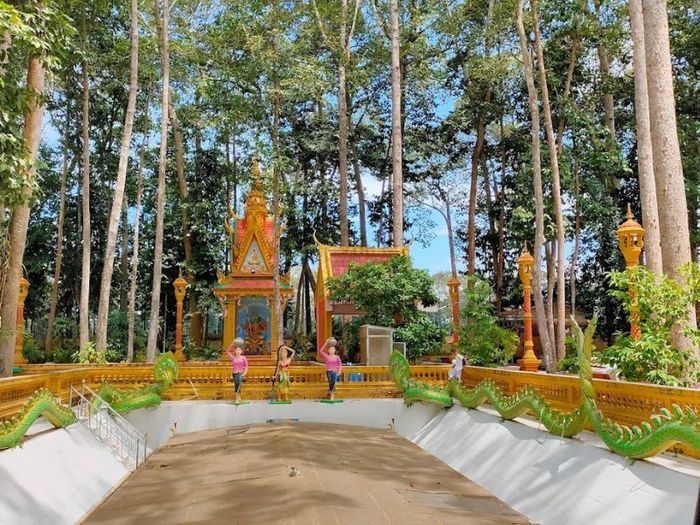 Thưởng ngoạn vẻ đẹp của chùa Âng ở Trà Vinh, nơi lưu giữ nét đẹp Khmer cổ hơn 1000 năm