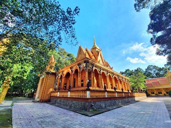 Khám phá vẻ đẹp nổi tiếng của Chùa Hạnh Phúc Tăng (Chùa Sanghamangala) ở Vĩnh Long