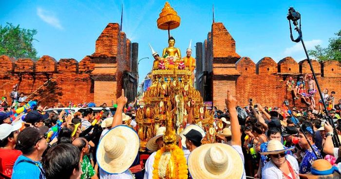 Lễ hội té nước Songkran 2024: Sắc màu văn hóa của Xứ Chùa vàng