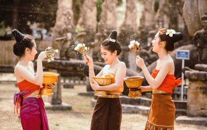 Lễ hội té nước Songkran 2024: Nét văn hóa độc đáo của đất nước Chùa Vàng