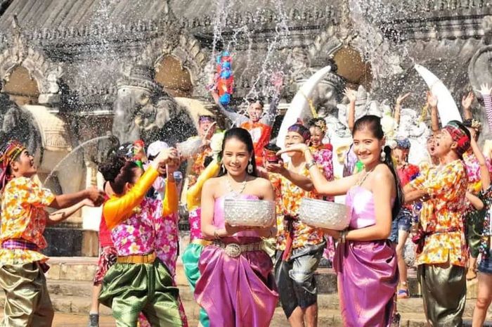 Lễ hội té nước Songkran 2024: Vẻ đẹp văn hóa Xứ Chùa Vàng 3