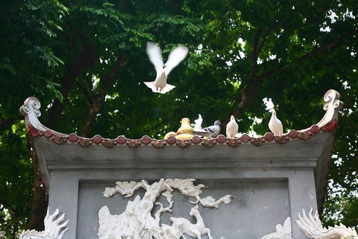 Tượng đài Vua Lê Hồ Gươm, một di tích lịch sử quan trọng giữa lòng thủ đô 8